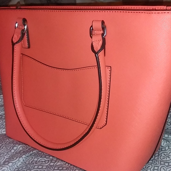 Guess purse - Picture 2 of 7